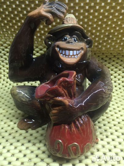 Фарфоровая статуэтка Обезьяна-пожарный