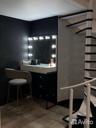 Рабочее место визажиста бровиста