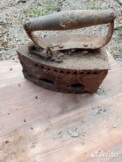 Старинный утюг на углях