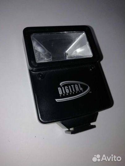 Зеркальный фотоаппарат Canon