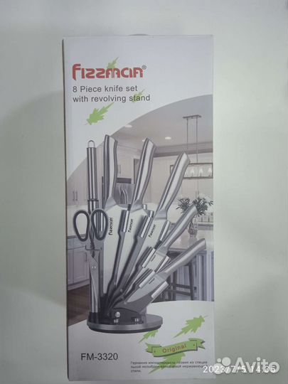 Набор кухонных ножей на металлической подставке