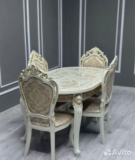 Обеденный стол со стульями