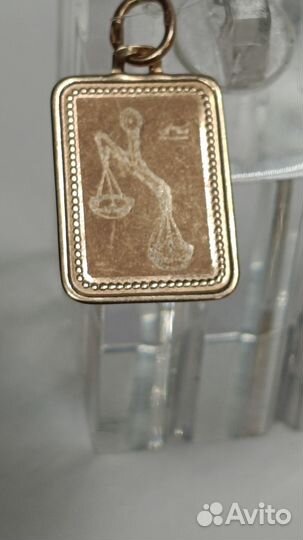 Золотой кулон