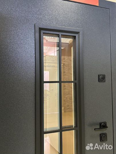 Входная металлическая дверь для дома со стеклом