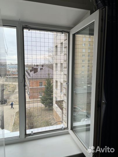 Зашитная металическая решетка на окно. Антикошка