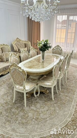 Стол и стулья