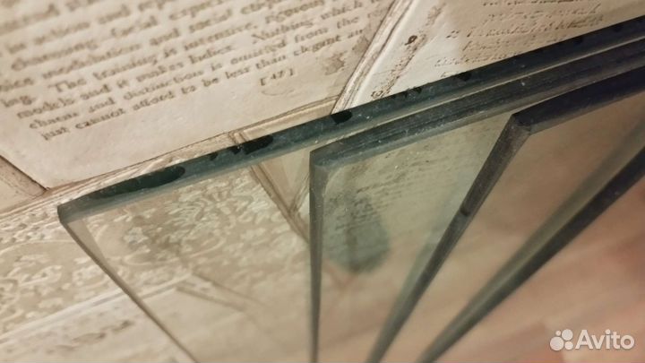 Стеклянные посудные полки