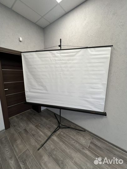 Экран для проектора рулонный на штативе