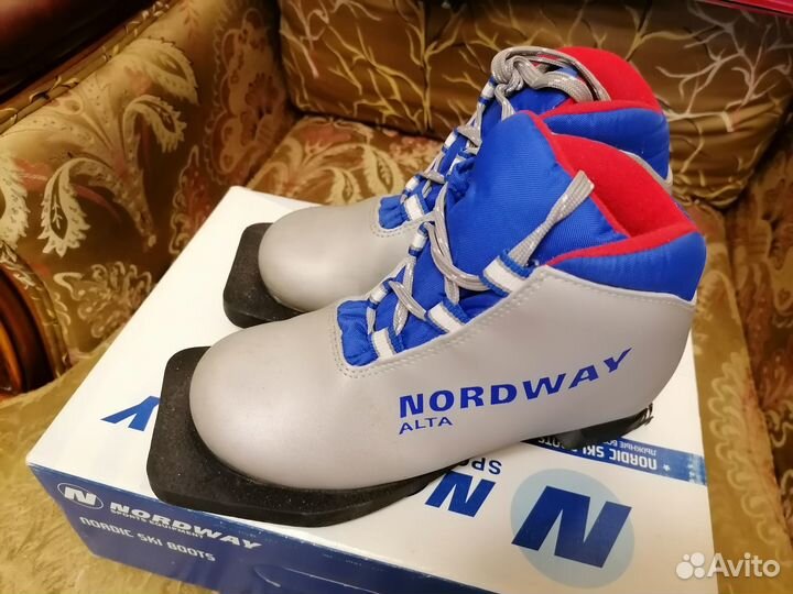 Лыжи и ботинки 30 размер