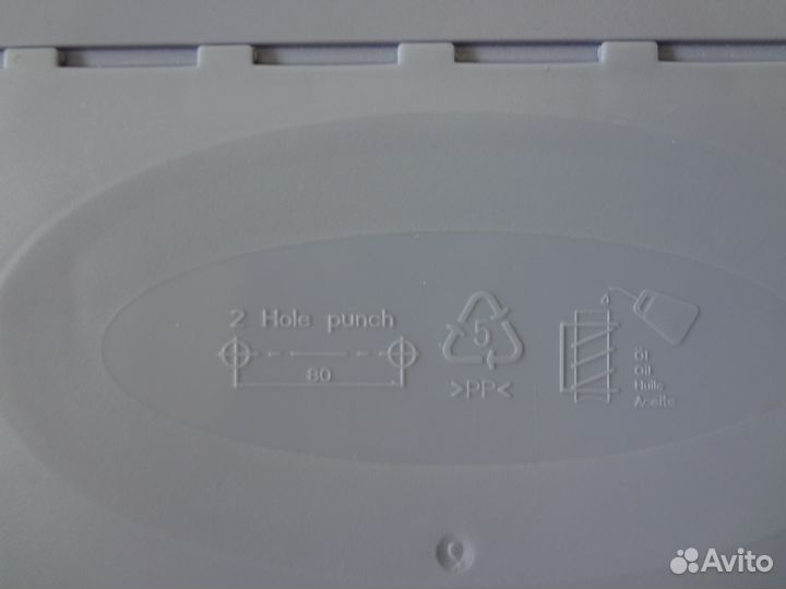 Дырокол, калькулятор, папка