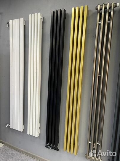 Черный вертикальный радиатор c нижним подключением