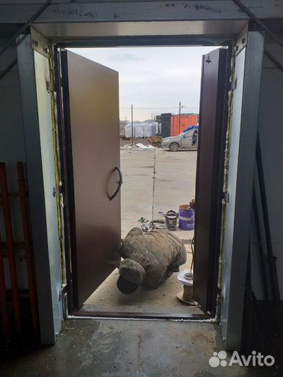 Дверь металлическая двухстворчатая в магазин,склад