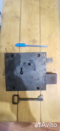 Замок дверной накладной