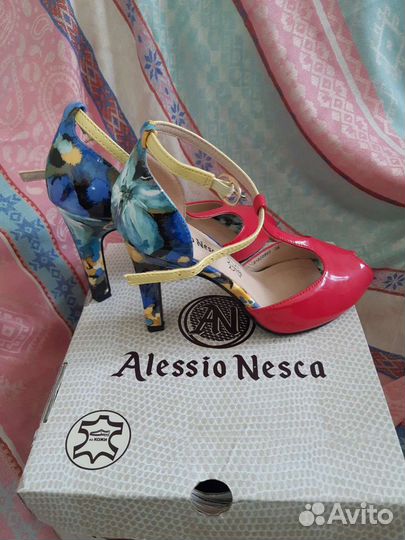 Яркие летние босоножки женские и черные эффектные