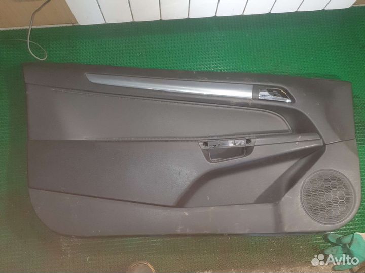 Обшивка двери Opel Astra GTC H