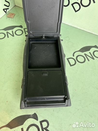 Подлокотник сидения mercedes w204