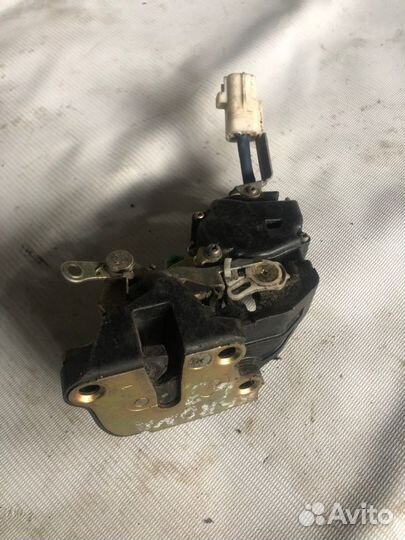 Замок двери задний правый Toyota Cresta GX90 1GFE