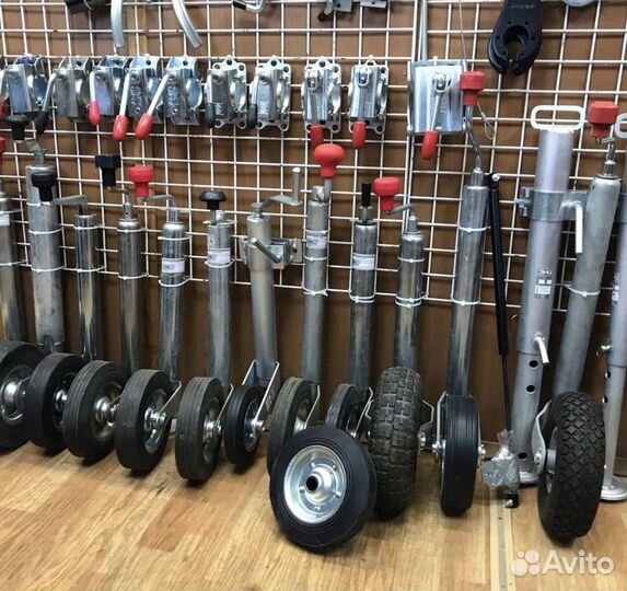 Опорная стойка с хомутом легкового прицепа