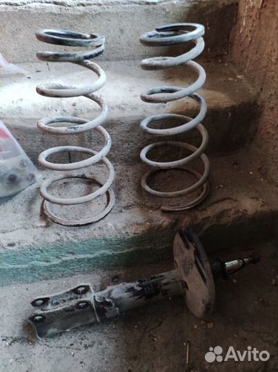 Продам запчасти(стойку) на toyota (тойоту)