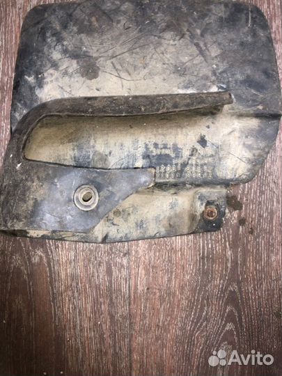 Брызговик передний правый Toyota Land Cruiser FJ80