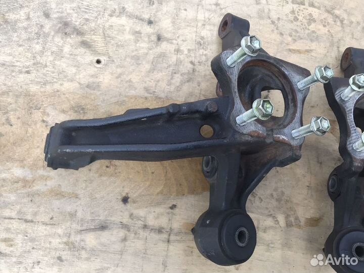 Кулак задний левый правый тойота камри в50