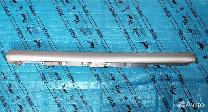 Накладка порога Авенсис левая серебро 2003-2008