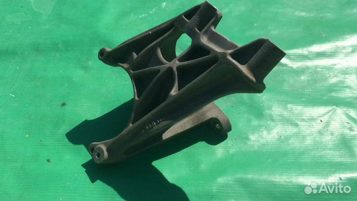 Кронштейн опоры двигателя перед левый Ауди S8 2007