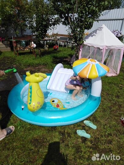 Продаю детский бассейн с горкой и распылителем