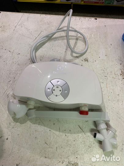 Проточный электрический водонагреватель Electrolux