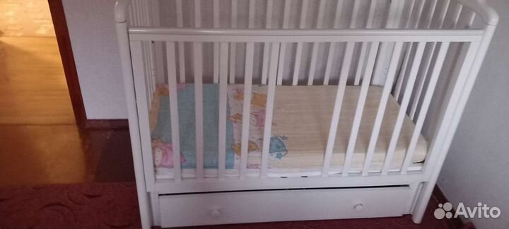 Детская кроватка с продольным маятником