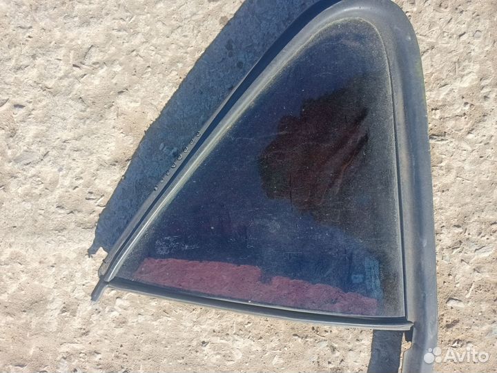 Стекло глухое заднее левое Peugeot 406