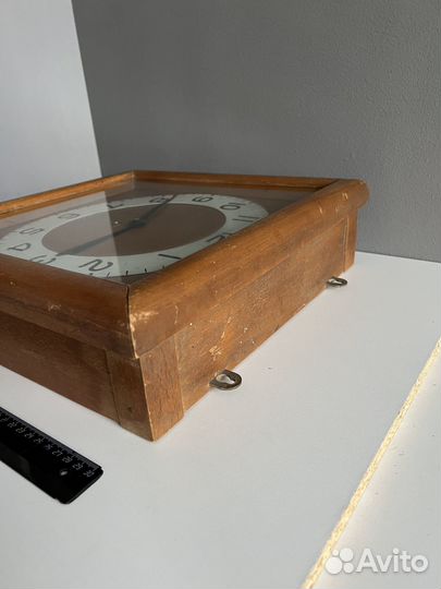 Механические настенные часы СССР, Дубовый корпус