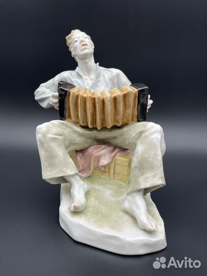 Антикварная статуэтка 