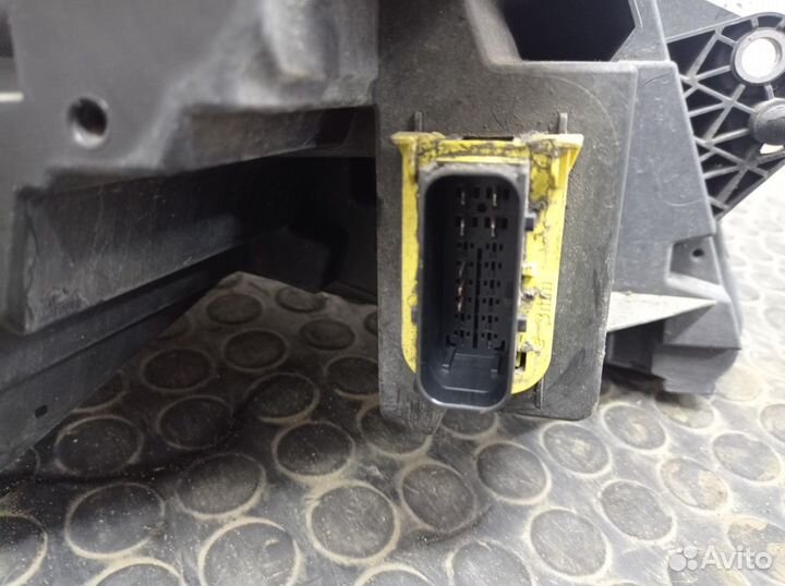 21221130 Фара левая Volvo FH