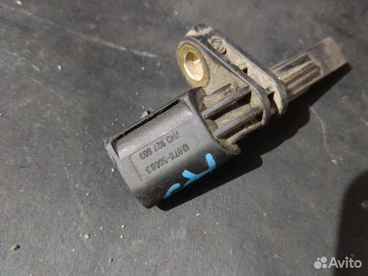 Датчик abs передний левый Skoda Octavia A5