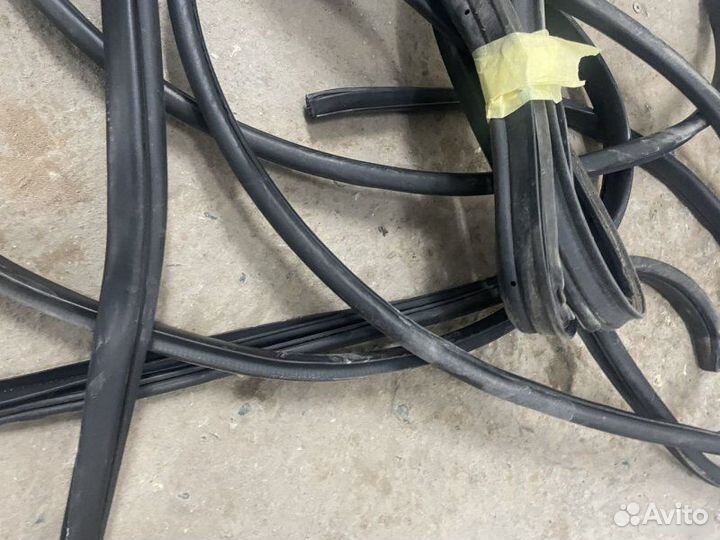 Уплотнитель двери Hyundai Solaris