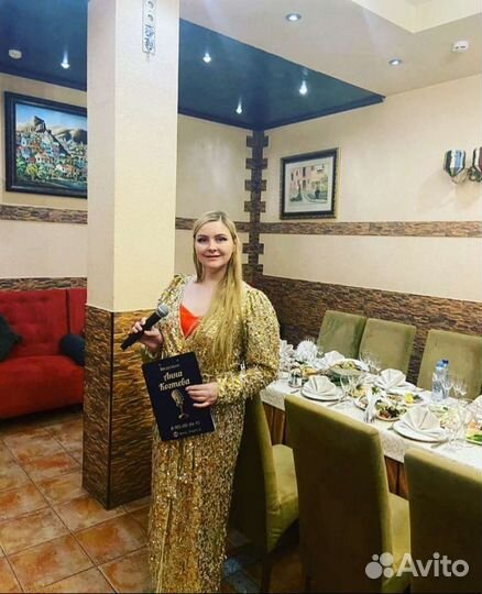 Ведущая в паре с диджеем