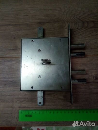 Замок для металлической двери или гаража