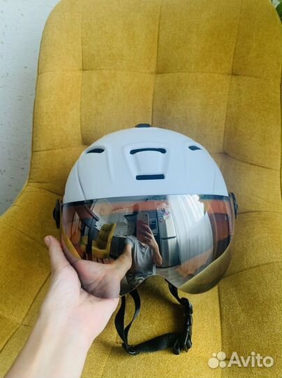 Горнолыжный шлем с очками