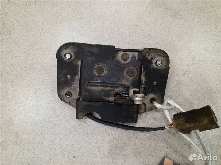 Замок багажника Toyota Land Cruiser 100 1998-2007