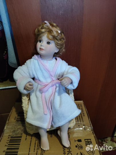 Кукла фарфоровая