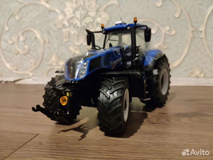 Модель 1:32 Трактор New Holland T8.435