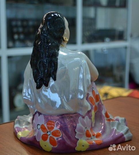 Фарфоровая статуэтка- Цыганка Земфира сидящая