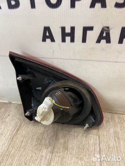 Фонарь в крышку багажника задний правый Nissan