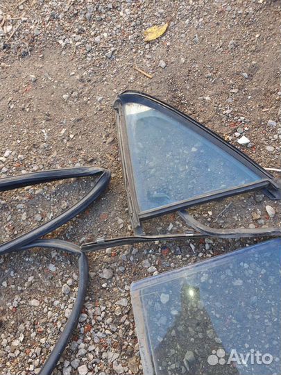 Заднее правое стекло на мерседес 220 лонг