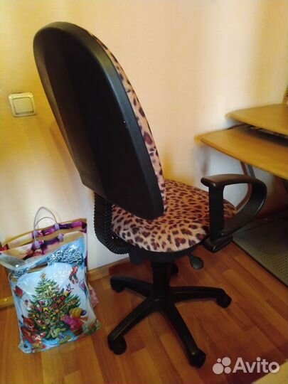 Компьютерный столик и кресло