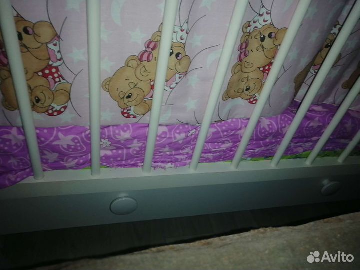Детская кроватка с маятником