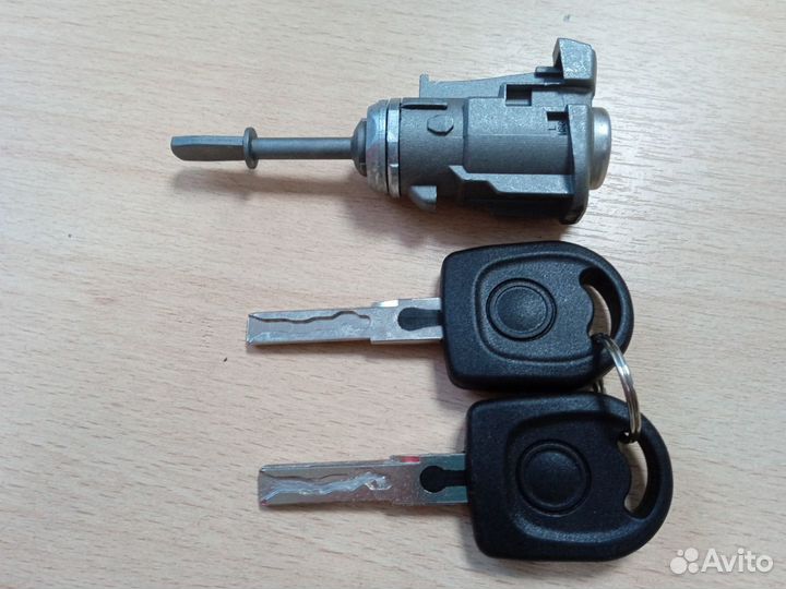 Личинка замка двери передняя левая Volkswagen