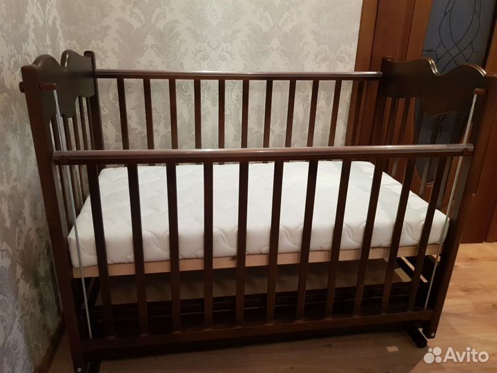 Детская кроватка с маятником и ящиком