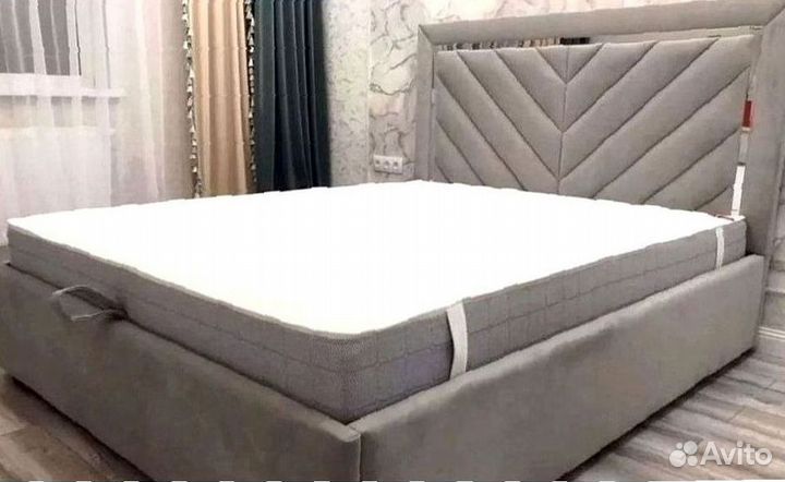 Двуспальная кроватьс мягким изголовьем